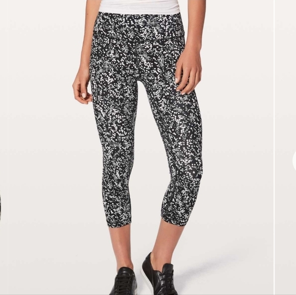 Lululemon Align Crop 21" Chirasu Black Capri Leggings - Picture 1 of 15